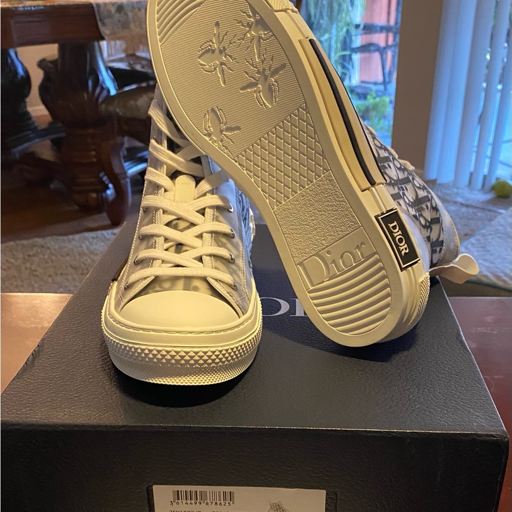 Dior b23’s never worn, still got box and packing .I got them @1.2k I’ll do 1.1k
